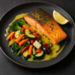 Somon Cu Legume Sote Și Sos De Lamâie